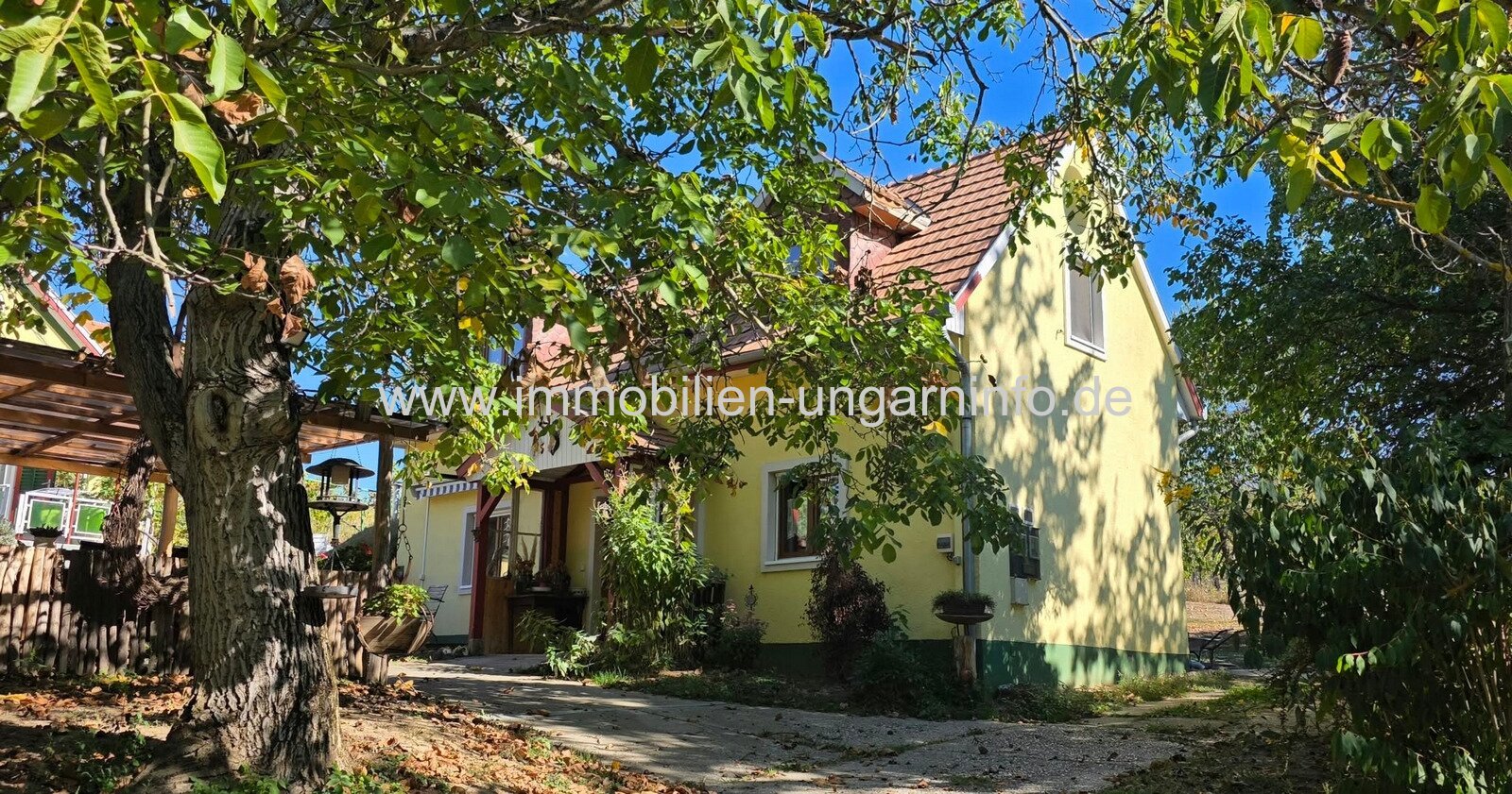 In Szőlősgyörök-Banyászóhegy steht ein einzigartiges Anwesen mit zwei Häusern zum Verkauf