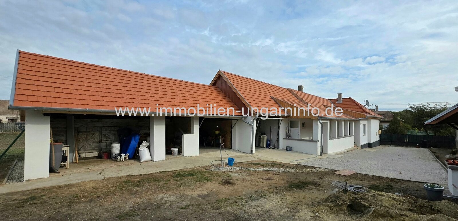 In Somogyszentpál steht ein Einfamilienhaus mit separatem Gästezimmer, zwei Garagen und großem Grundstück zum Verkauf