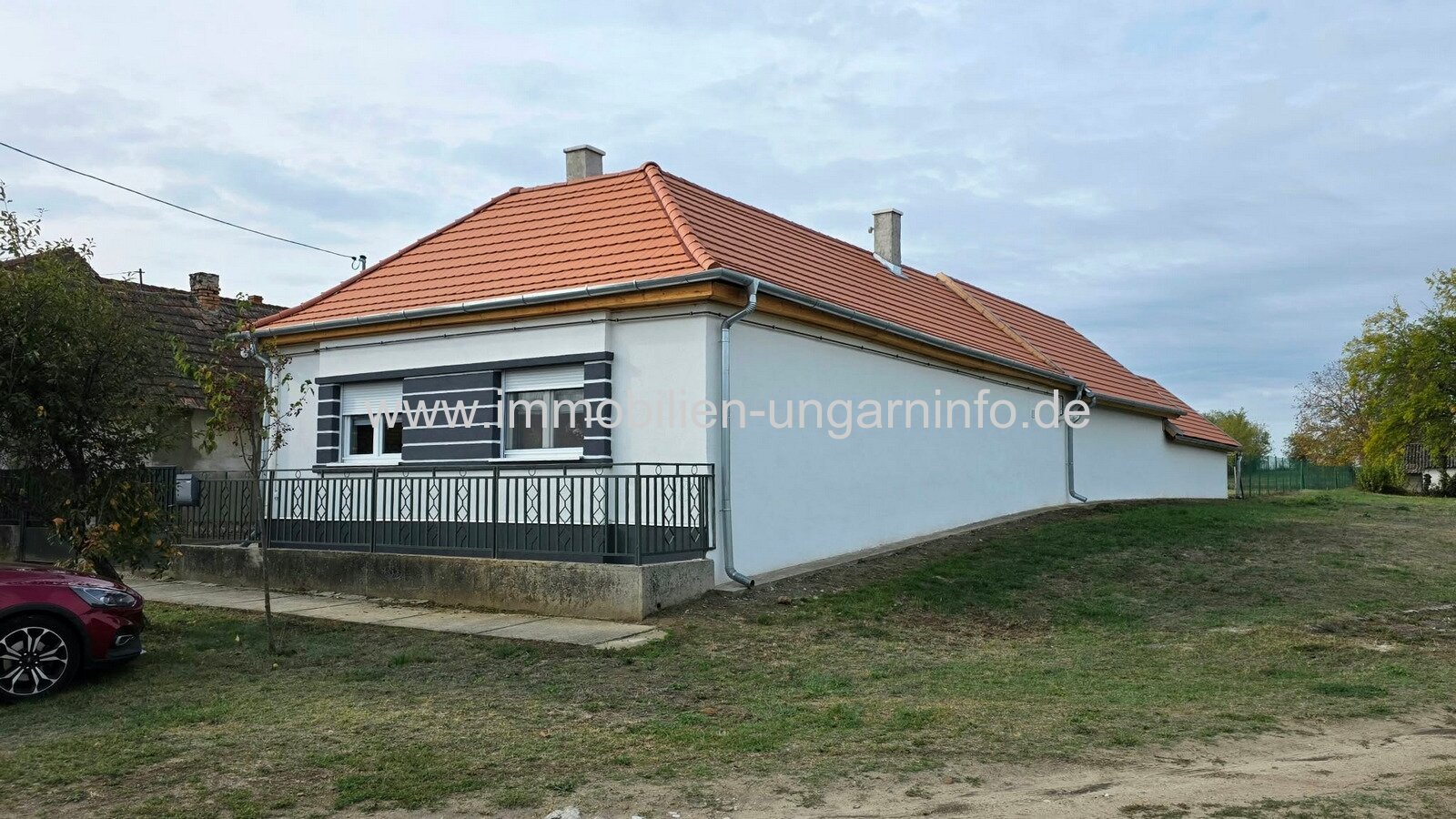 In Somogyszentpál steht ein Einfamilienhaus mit separatem Gästezimmer, zwei Garagen und großem Grundstück zum Verkauf