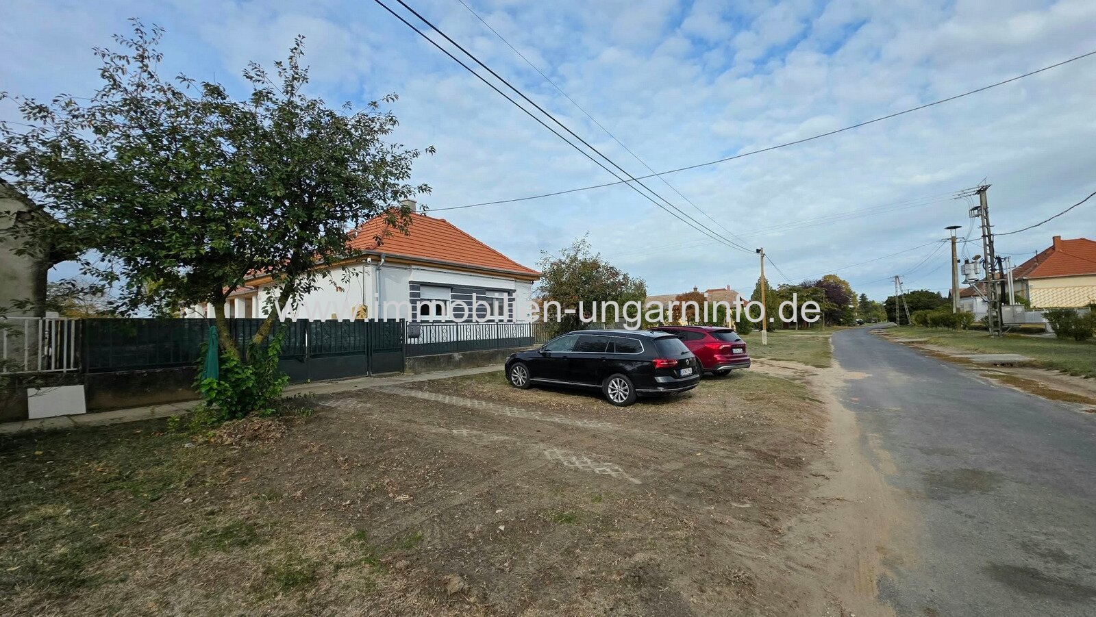 In Somogyszentpál steht ein Einfamilienhaus mit separatem Gästezimmer, zwei Garagen und großem Grundstück zum Verkauf