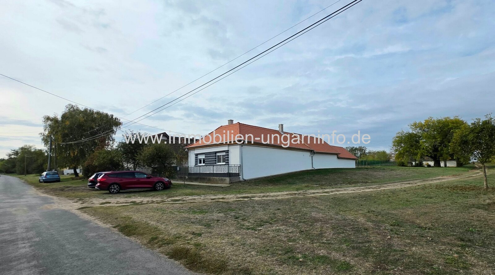 In Somogyszentpál steht ein Einfamilienhaus mit separatem Gästezimmer, zwei Garagen und großem Grundstück zum Verkauf