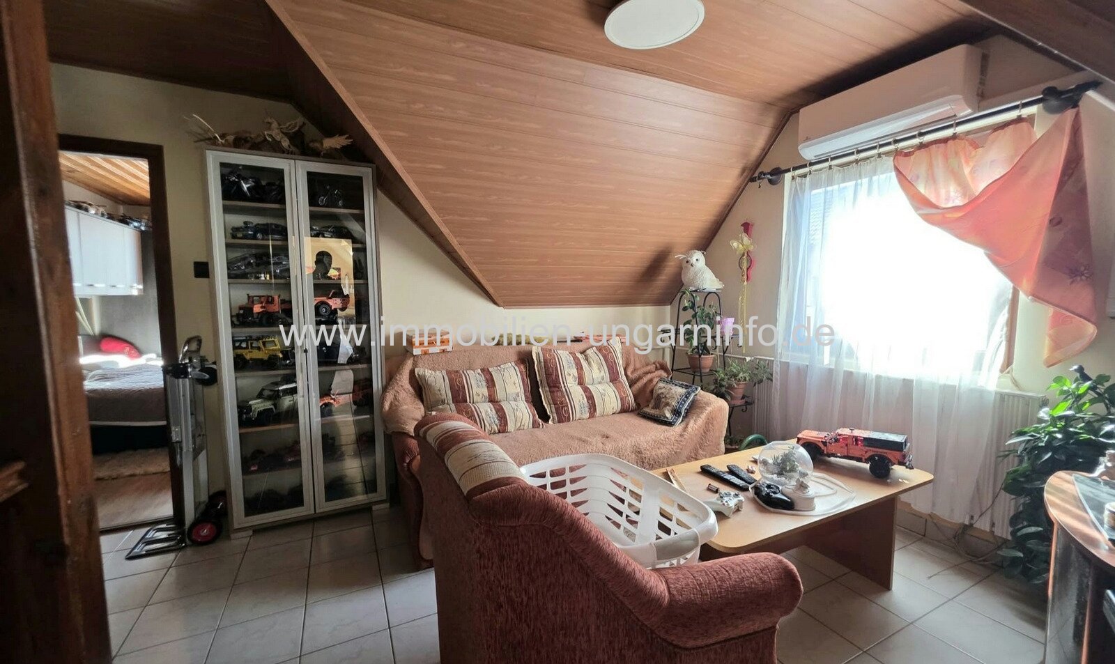 In Balatonkeresztúr steht ein zweistöckiges, 180 m² großes Einfamilienhaus zum Verkauf