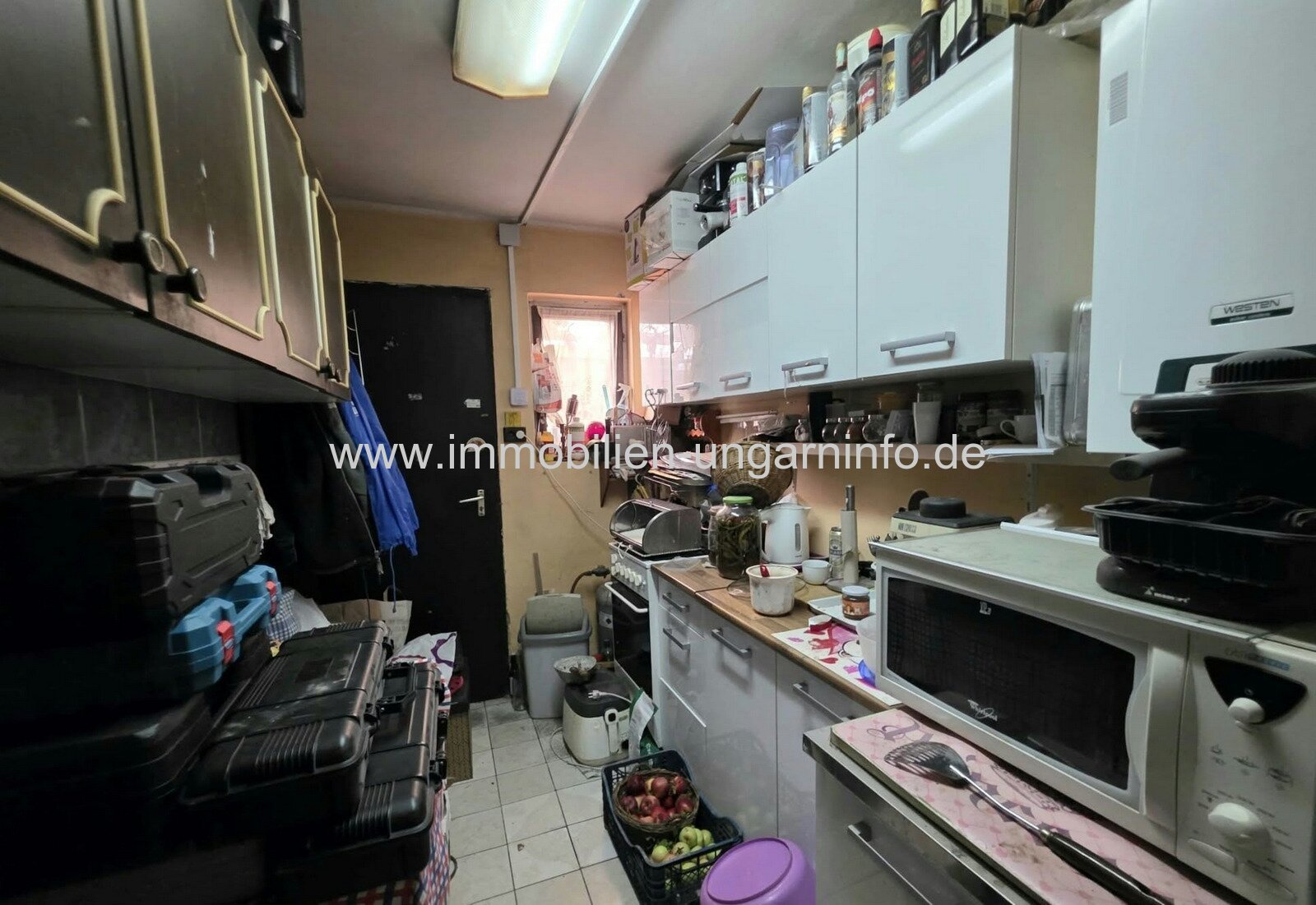 In Balatonkeresztúr steht ein zweistöckiges, 180 m² großes Einfamilienhaus zum Verkauf