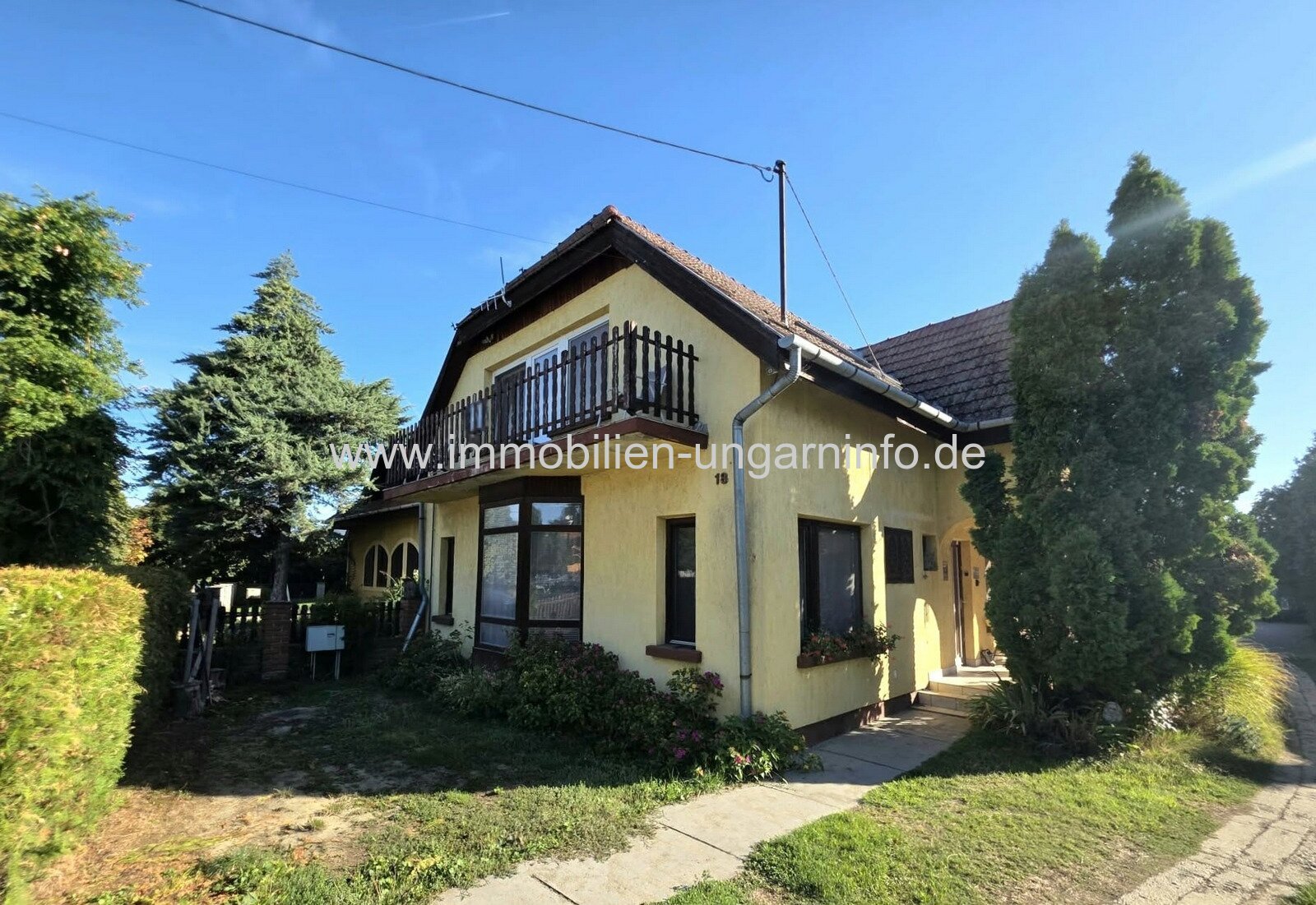 In Balatonkeresztúr steht ein zweistöckiges, 180 m² großes Einfamilienhaus zum Verkauf